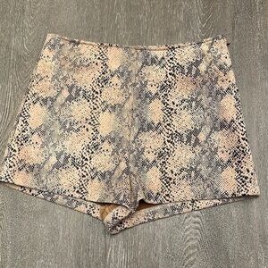 NWOT SHOE FLY BOUTIQUE SNAKESKIN PRINT SHORTS - Size Small SKU:35